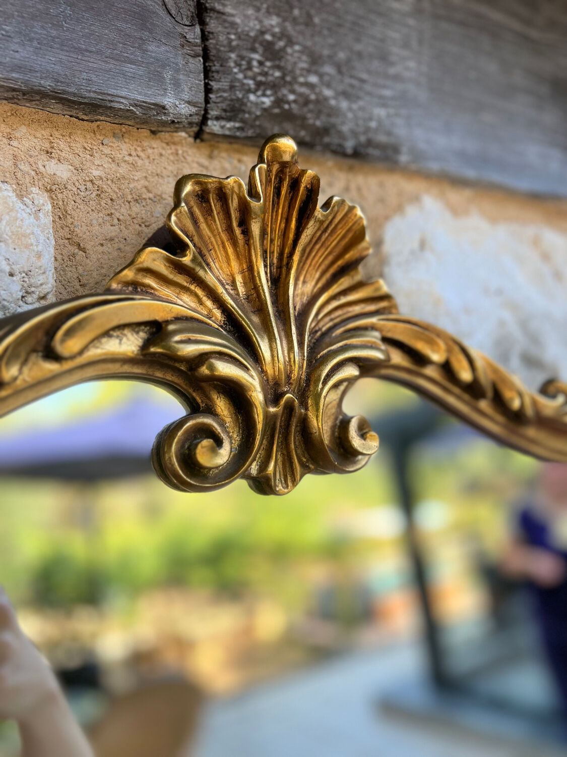 Miroir en bois doré sculpté et mouluré