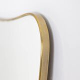 Miroir serti d’une baguette en laiton doré. Années 1970.