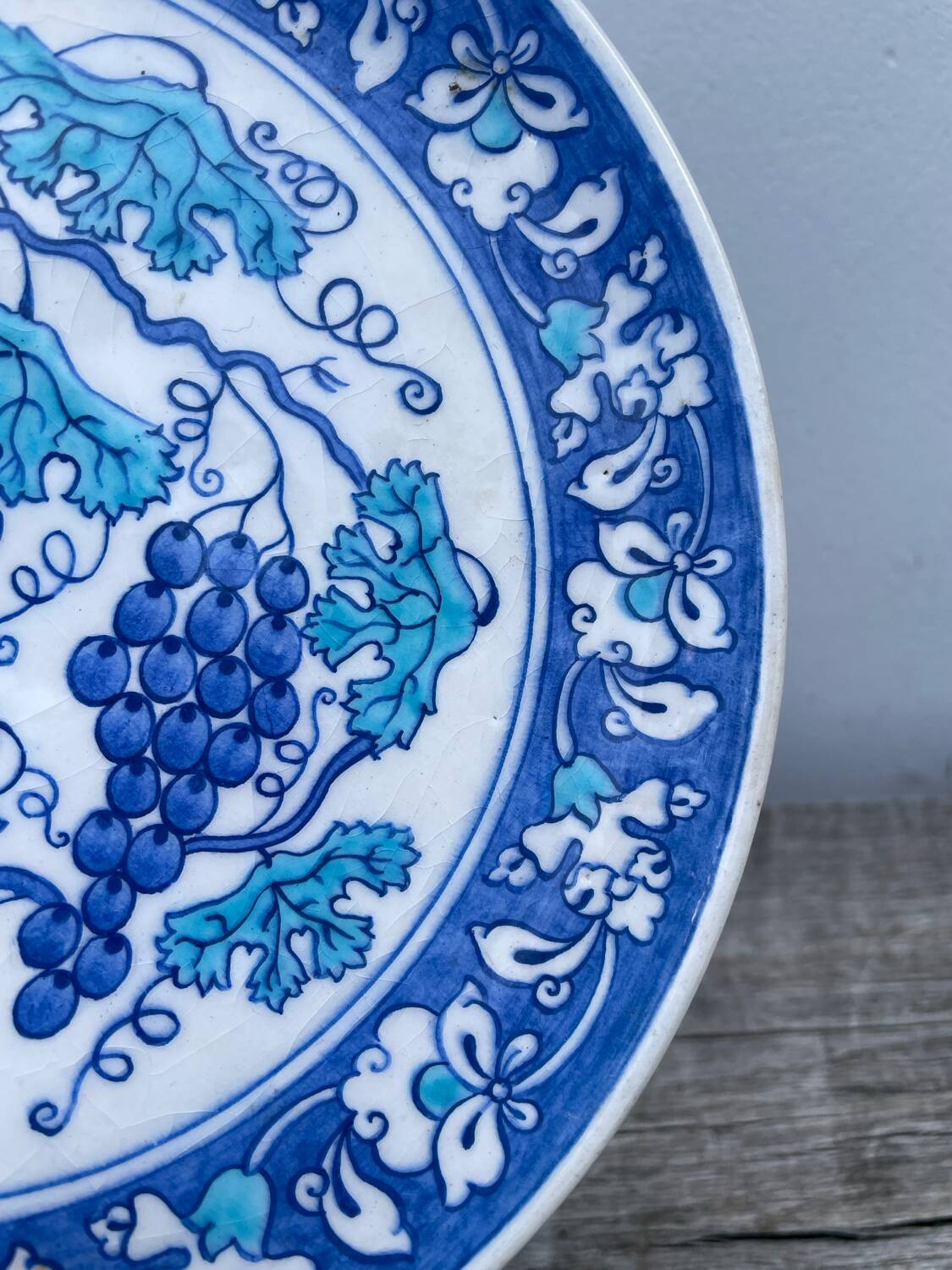 Assiette décorative bleu aux raisins