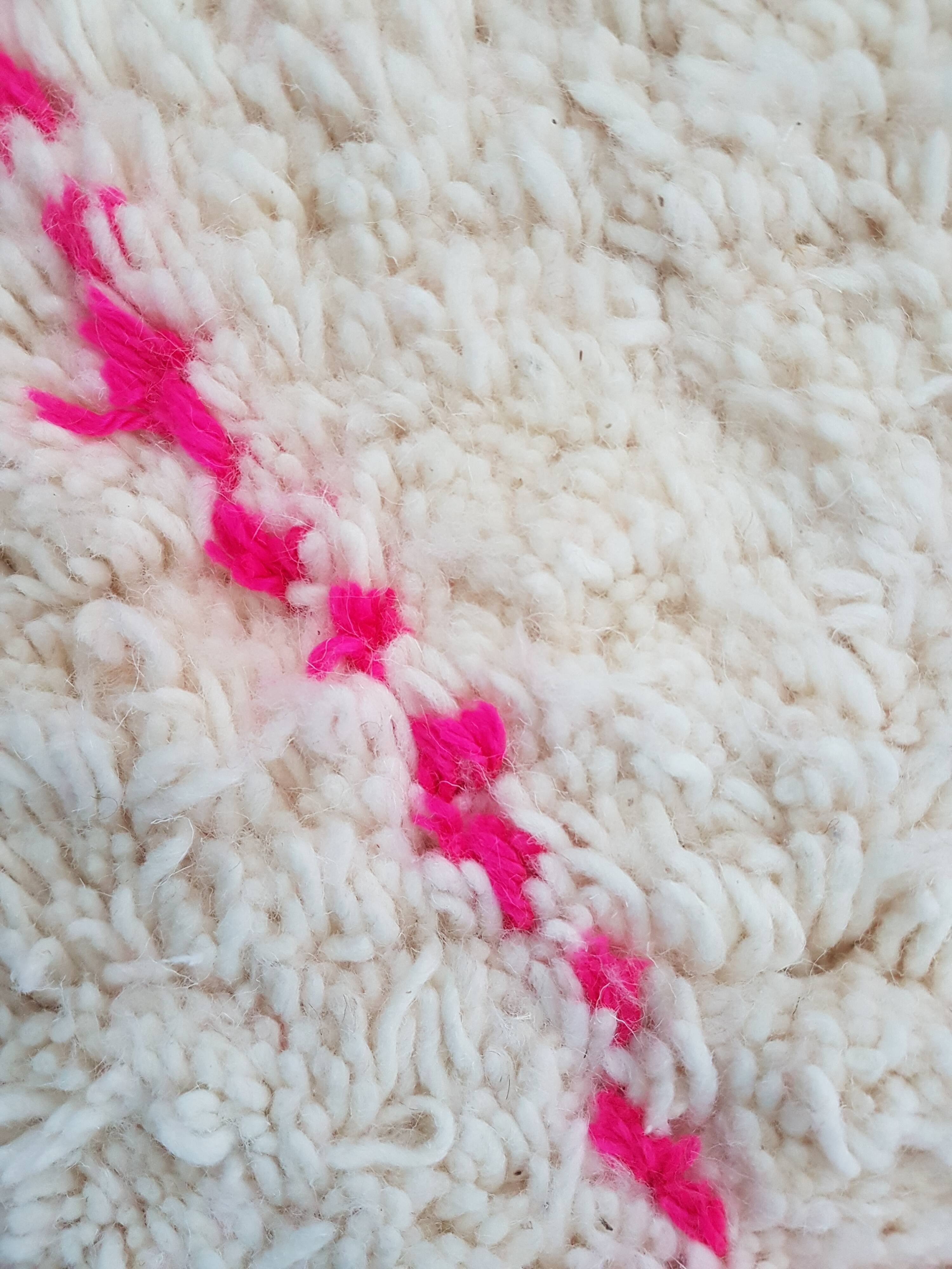 Beni Ouarain carpet with pink lozenges 140x210