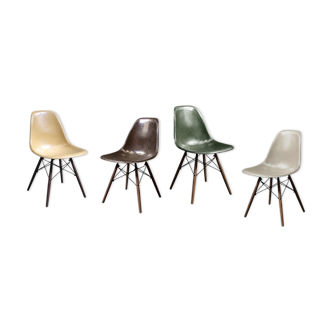 Lot de 4 chaises DSW par Charles & Ray Eames édition Herman Miller