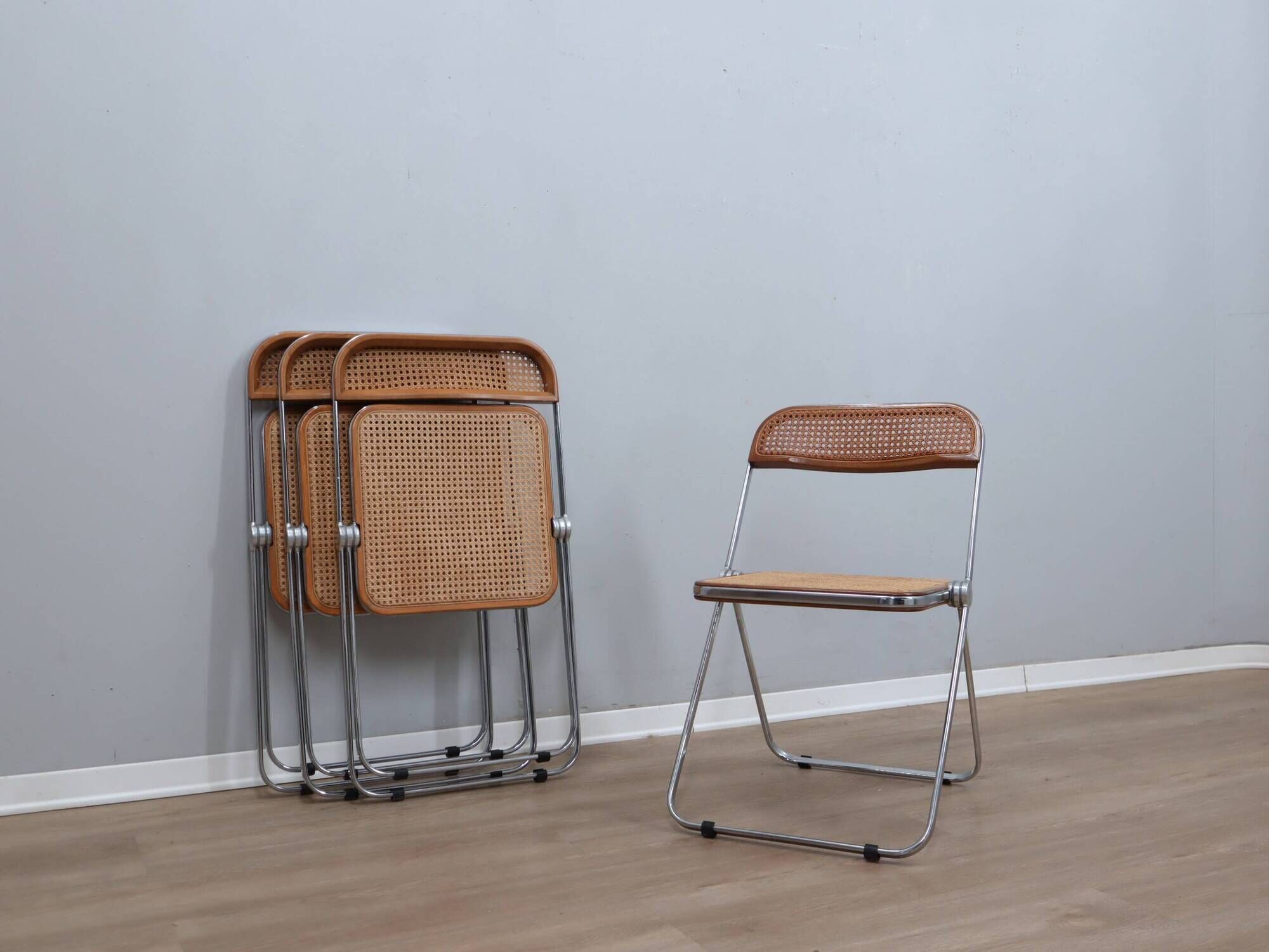Set de 4 chaises Plia en bois et paille de Vienne par Castelli des années 1970.