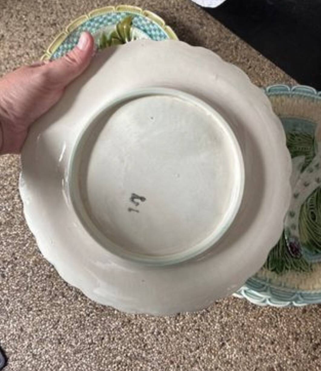 Asparagus service with 10 plates and a serving dish in earthenware.