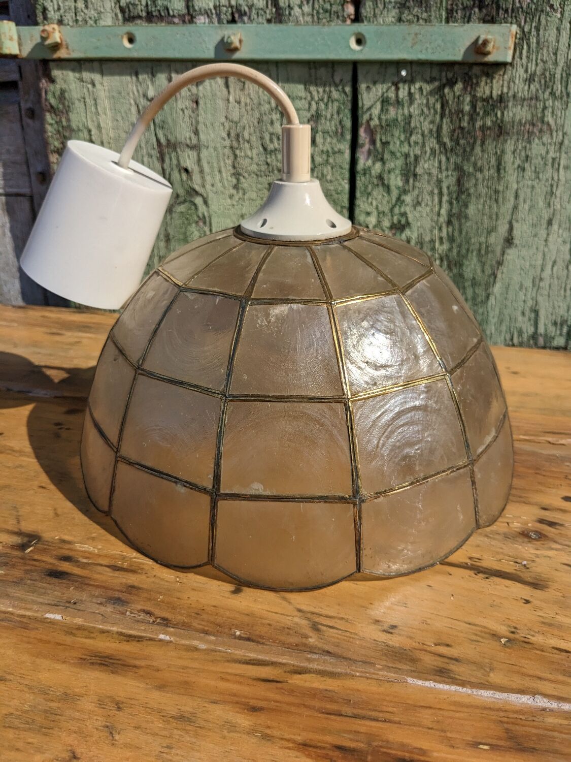 Mother-of-pearl and brass suspension