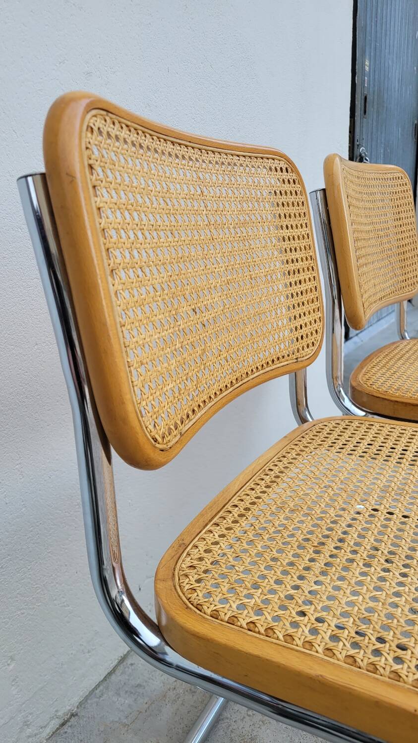 Paire de chaises Marcel Breuer modèle B32 signé Italy.