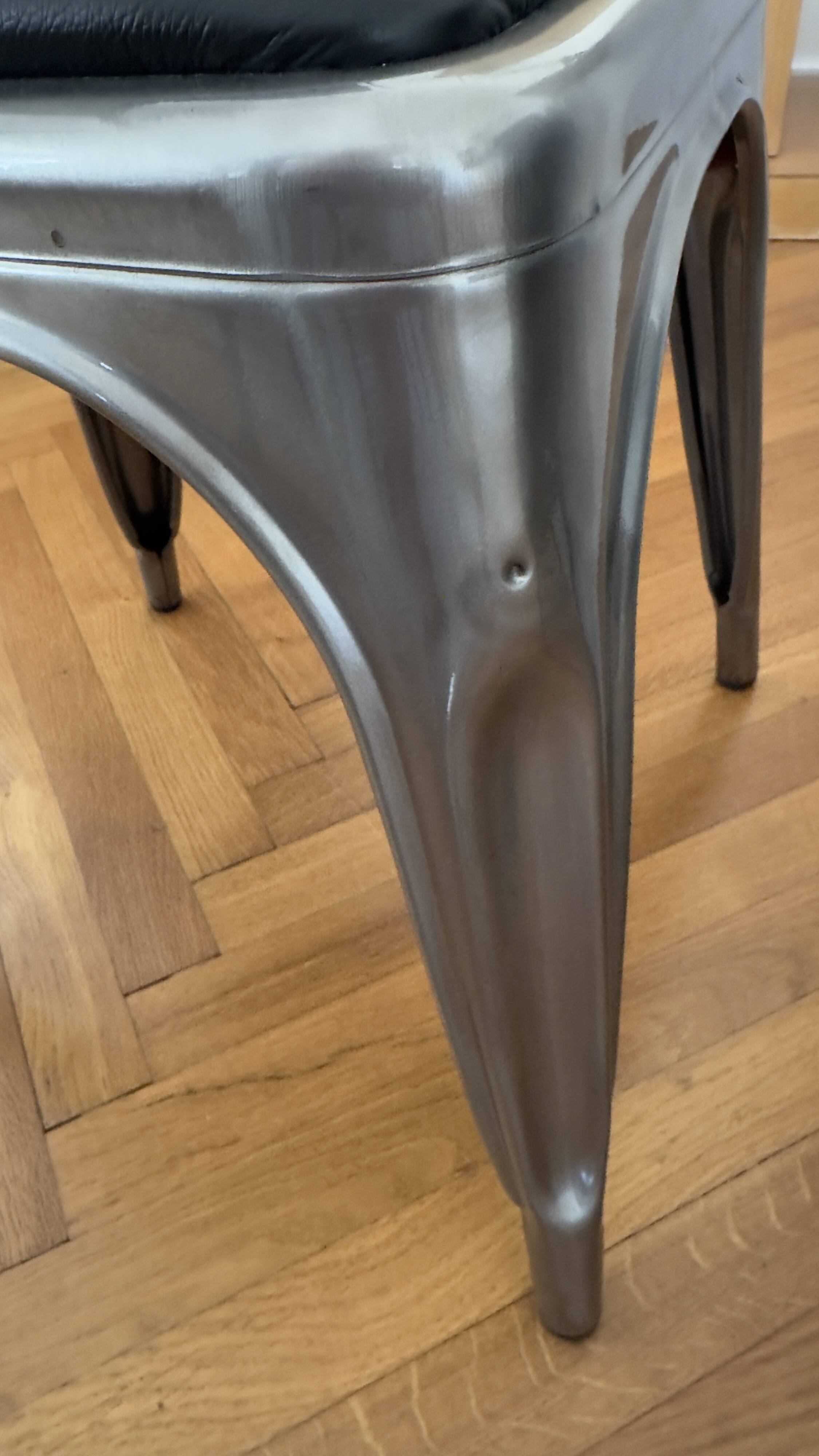 8 chaises modèle A Tolix