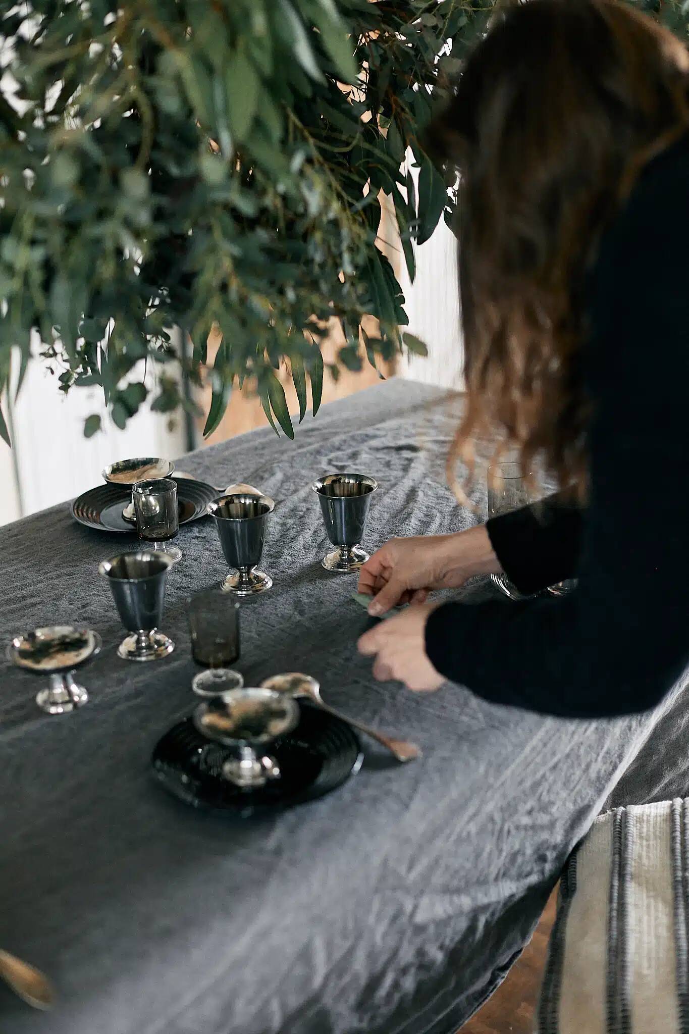 Set of 6 black glass plates "aechmea"