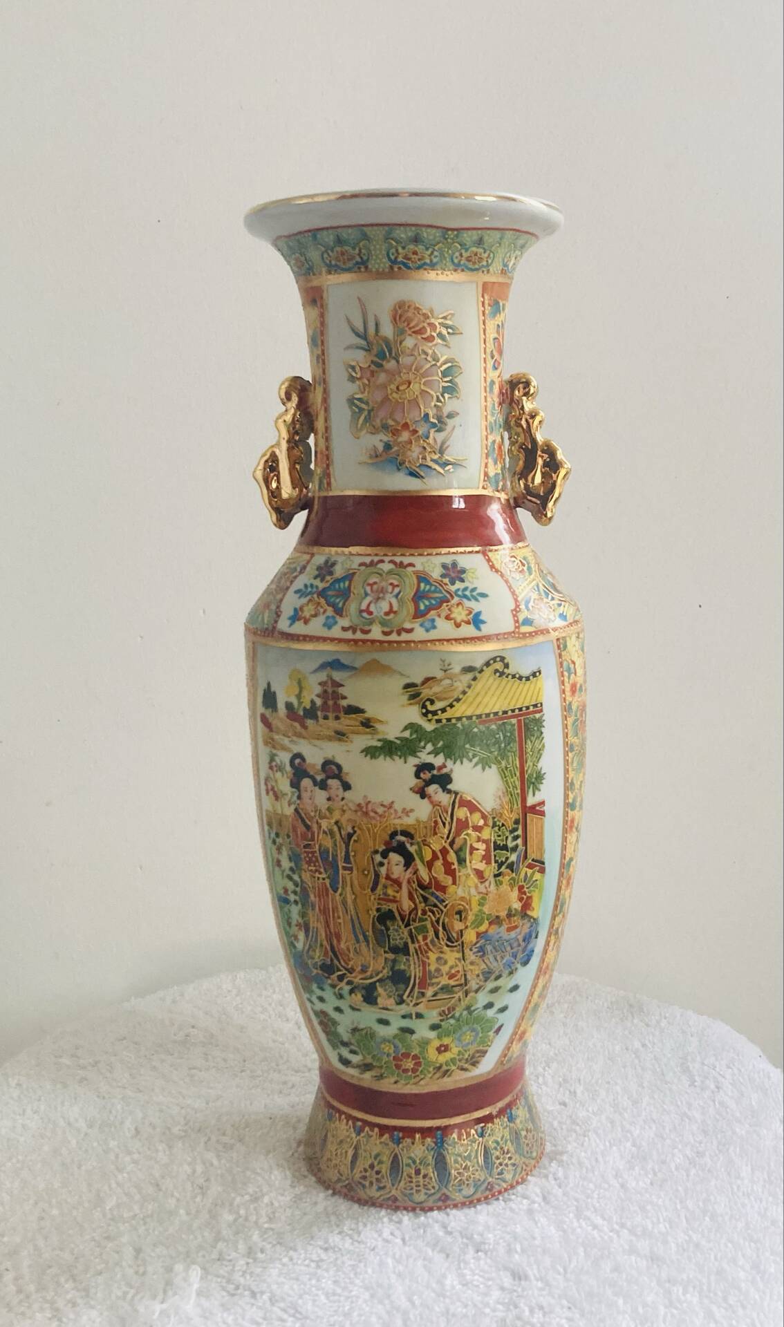 Antique Japanese Satsuma vase, 19th - early 20th century, decorated with geishas.