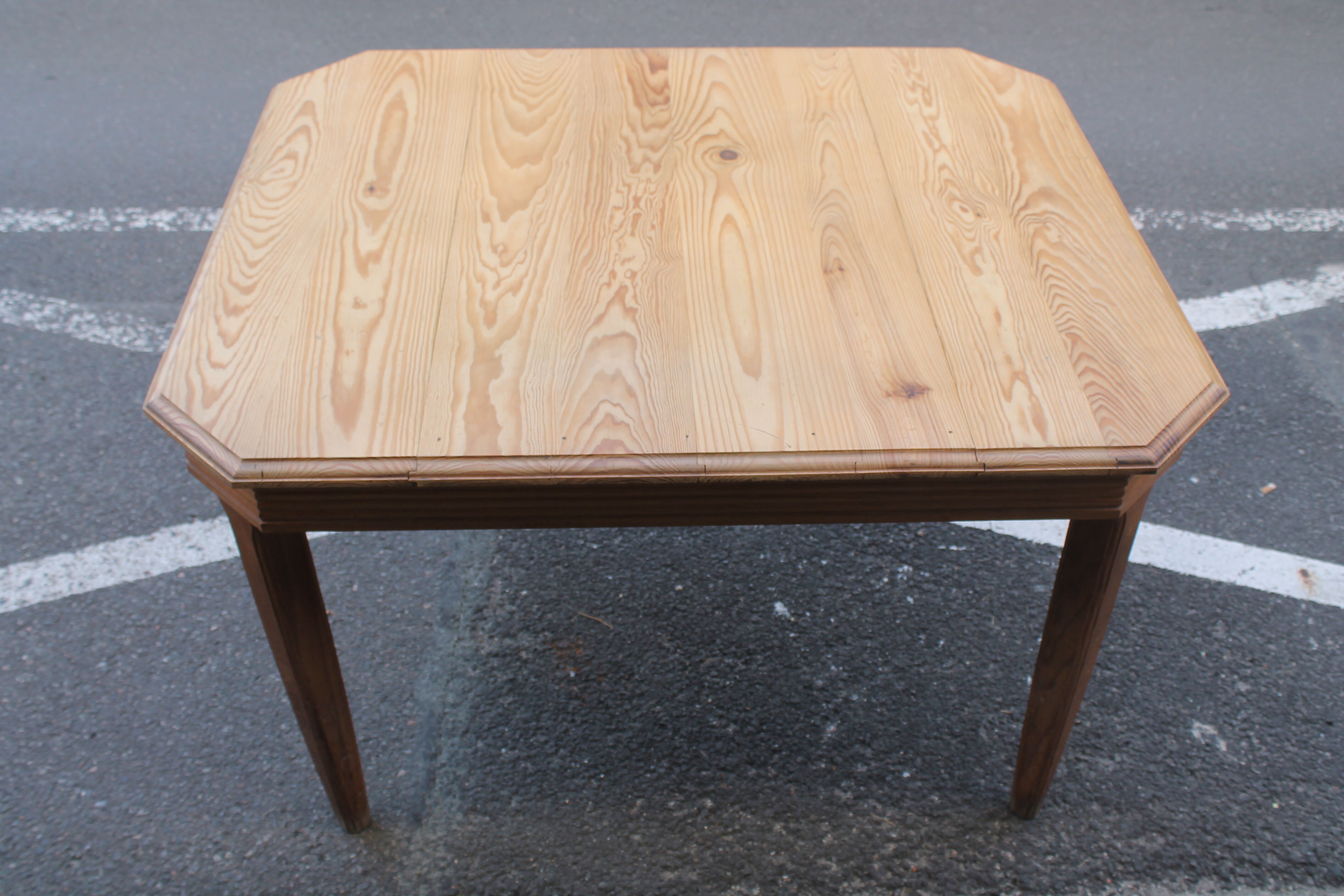 Solid pine stretch table