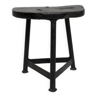 The small burnt wood tripod