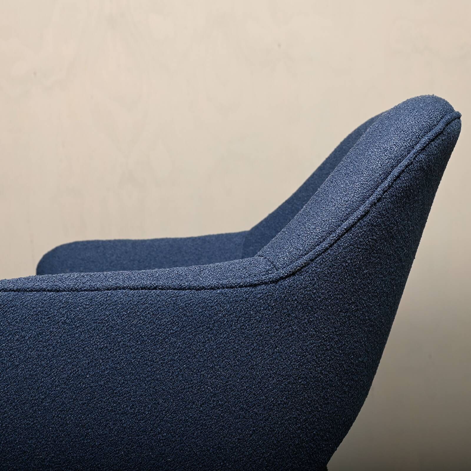 Eero Saarinen Executive Armchair in Blue Bouclé fabric for Knoll International