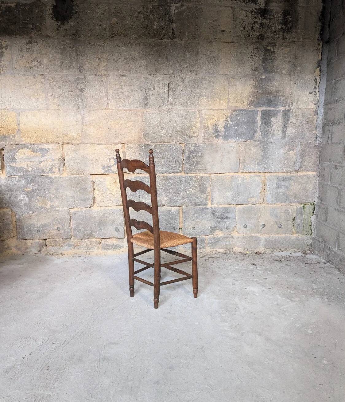 Ensemble de 8 chaises en bois et paille