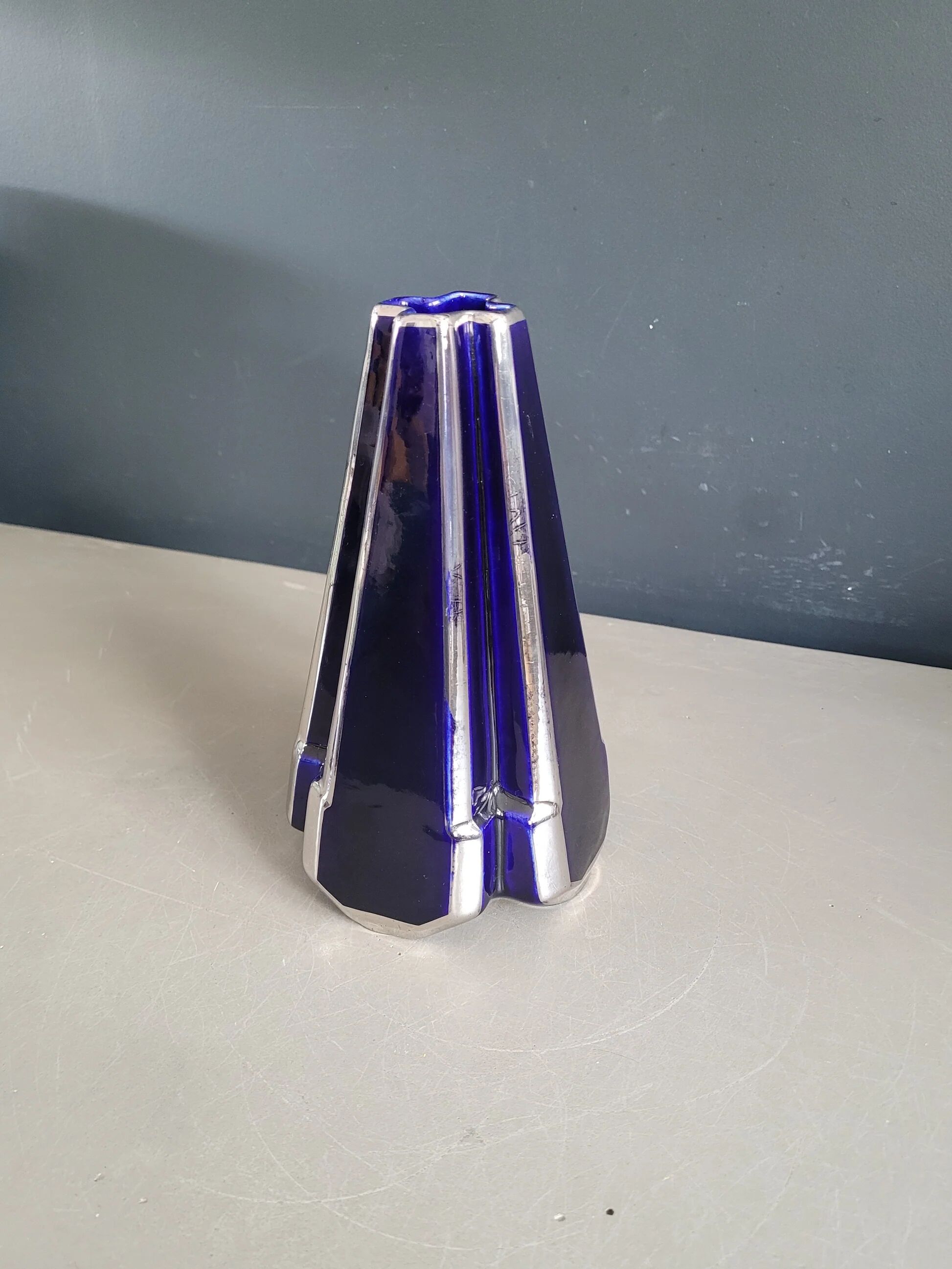 Pyramid vase Art Deco Moulin des Loups & Hamage Nord - blue and silver - Ref 959