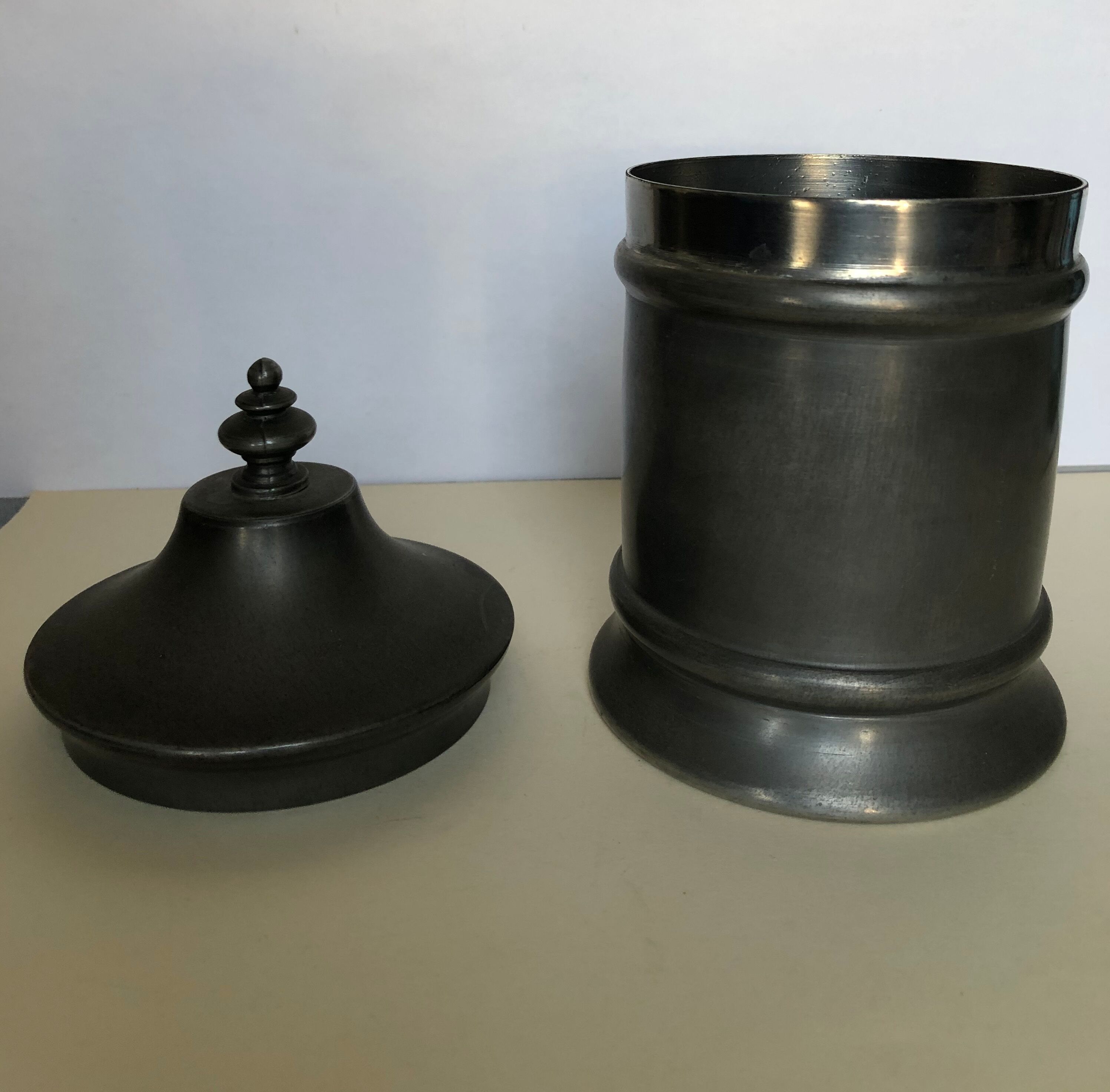 Covered tin pot