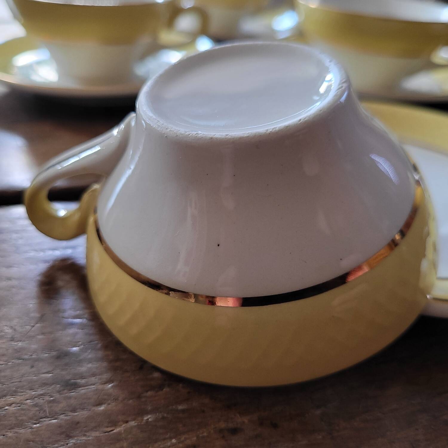 Yellow cups and saucers – 1950s–60s
Yellow cups and saucers –