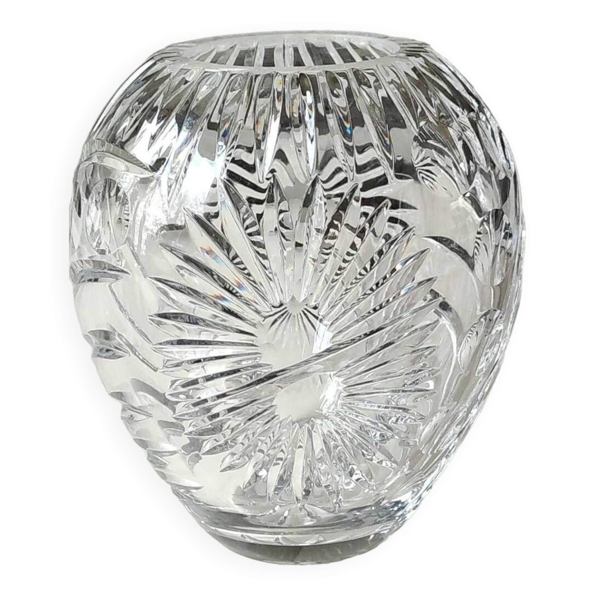 Vintage ball-shaped vase, in Bohemian/Boho chic crystal. 15 x 13 cm