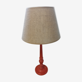 Lampe en bois patinée rouge