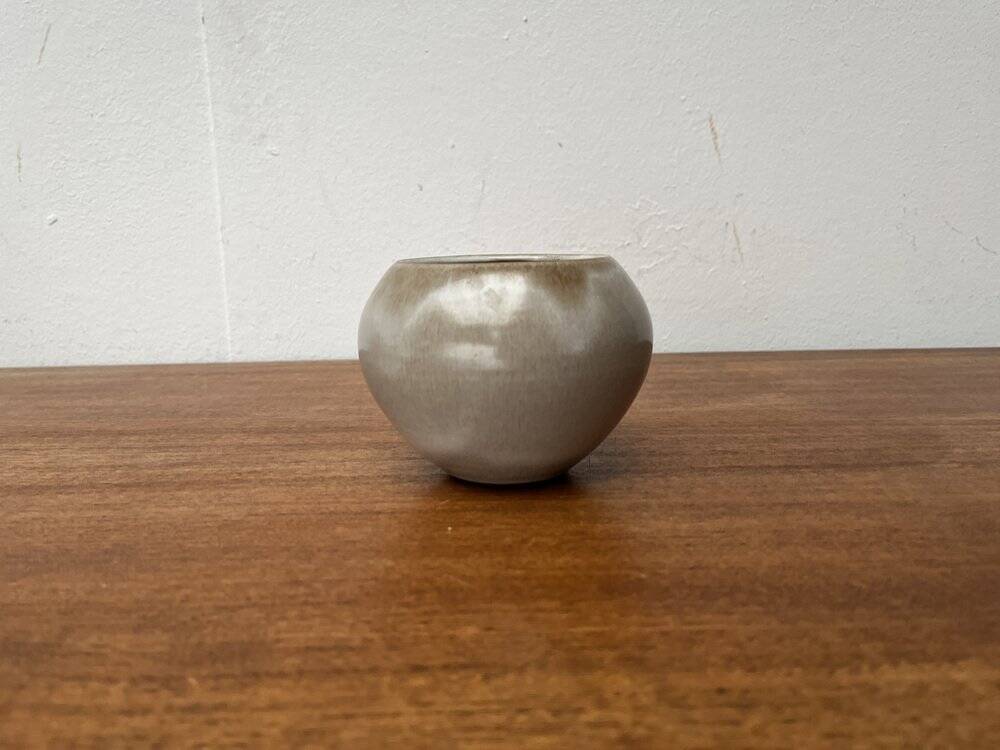 Mid-century German minimalist studio pottery vase by Hildegard and Peter Delius for Hamelner Kunsttöpferei, 1960s.