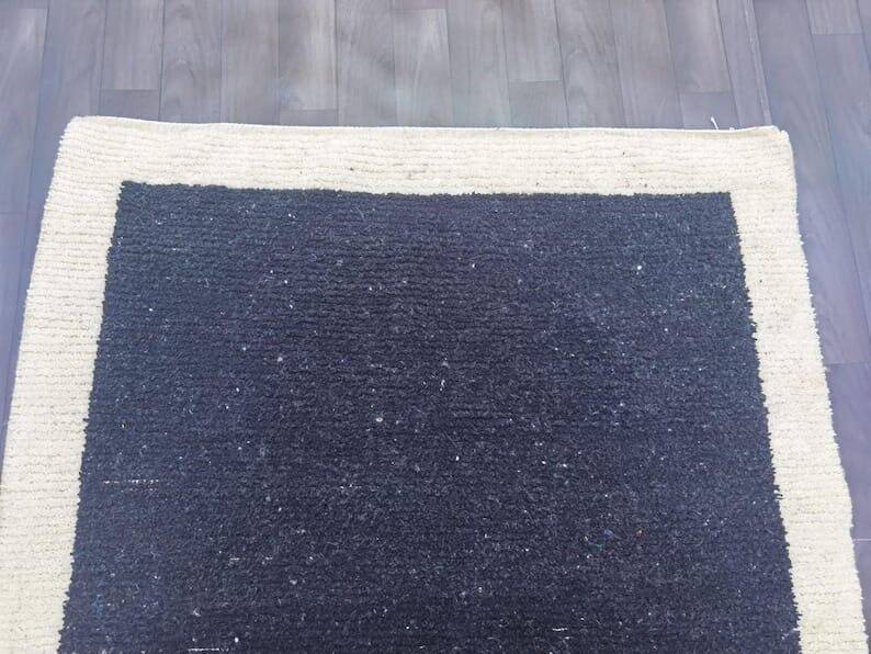 Tapis en laine noire