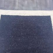Tapis en laine noire