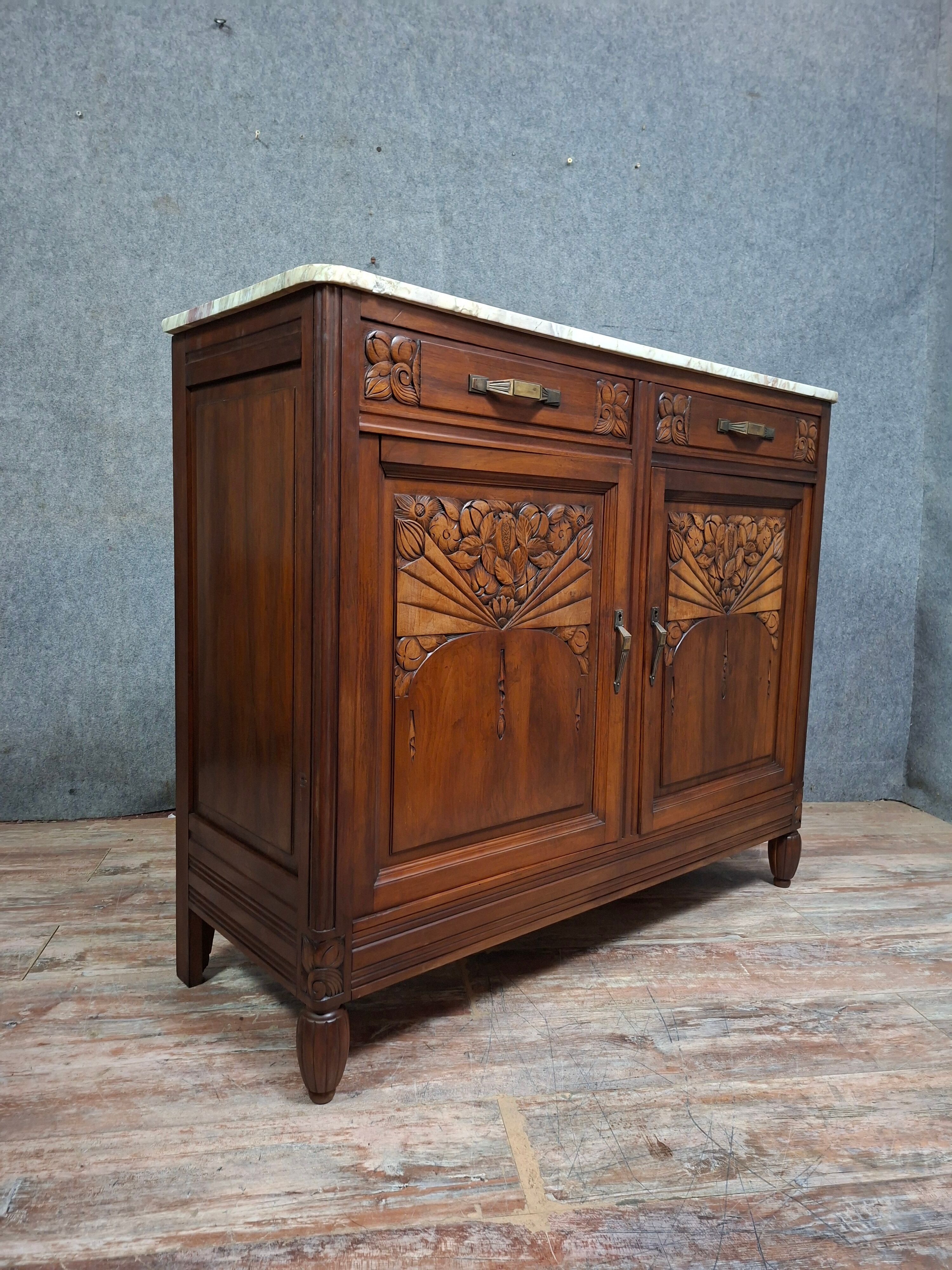 Buffet Art Déco en noyer sculpté et marbre – vers 1930