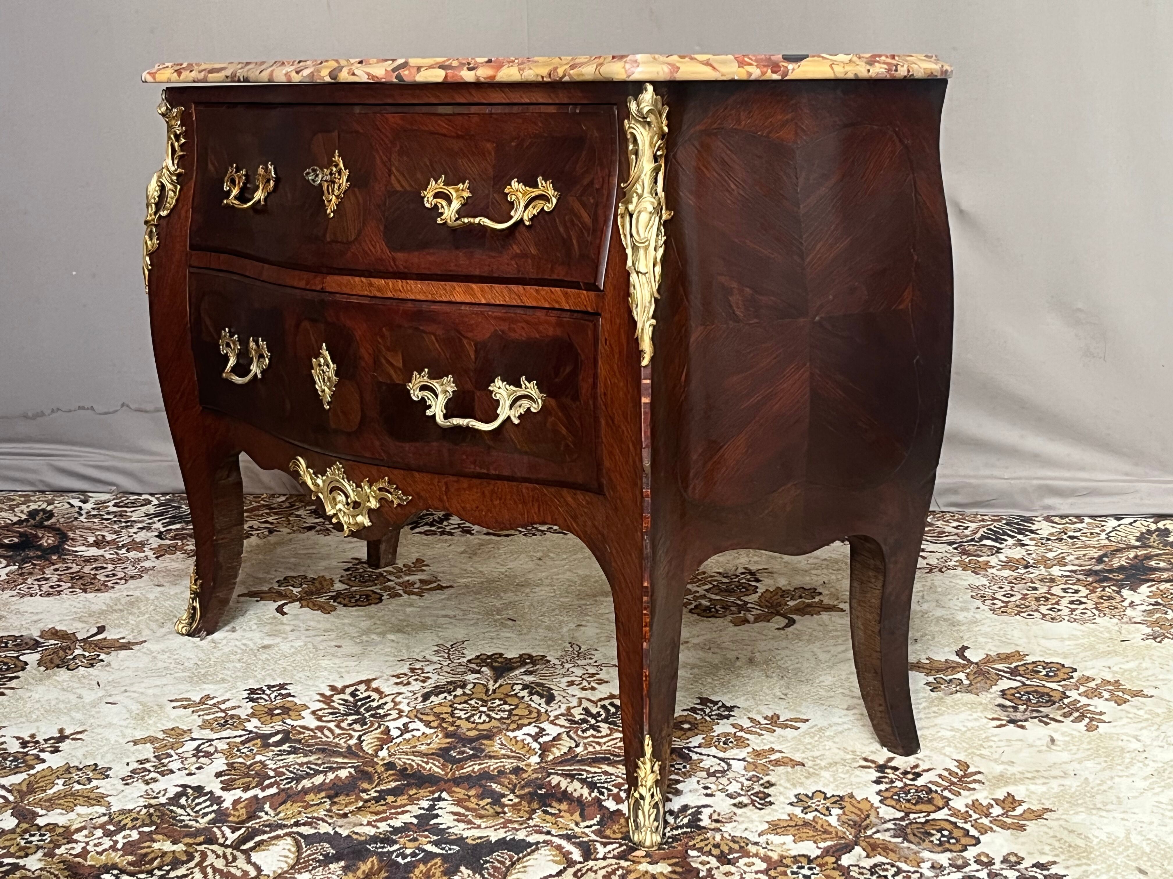 Curved rosewood chest of drawers from the Napoleon III period