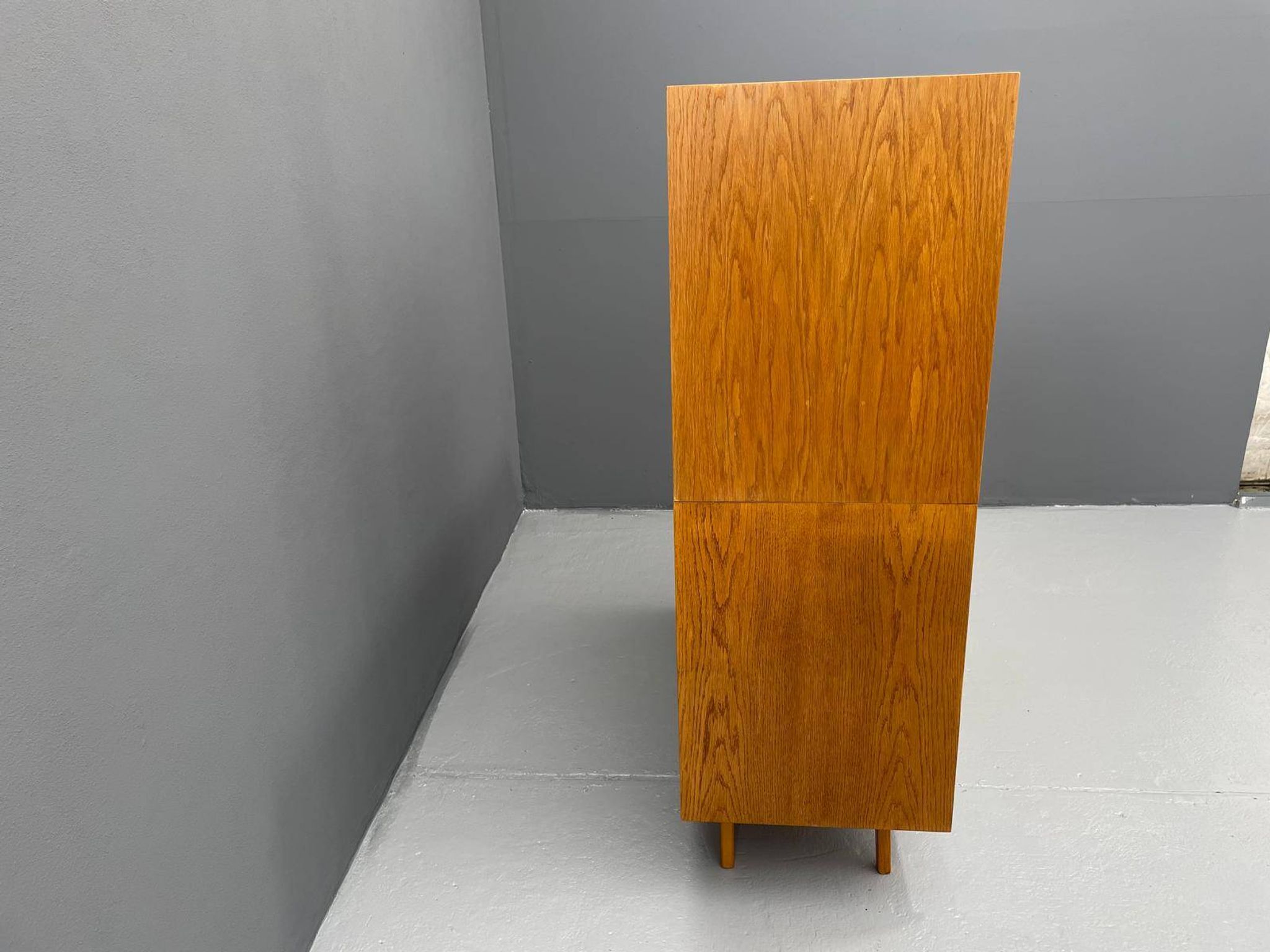 Armoire U-450 en placage de chêne, variante jaune et blanc, Jiří Jiroutek pour Inte