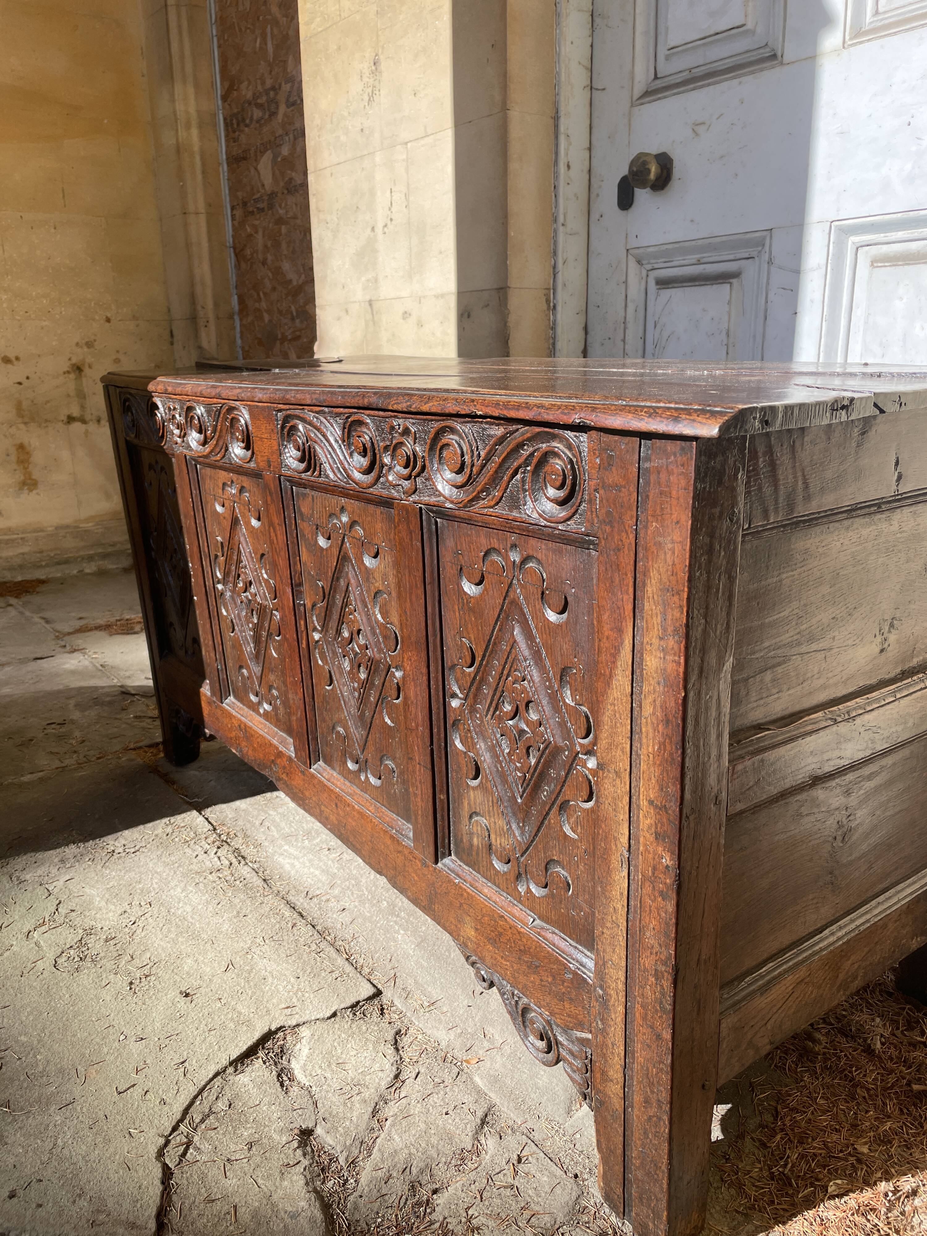 Grand coffre en chêne sculpté du 17ème siècle / coffre à couvertures vernaculaire