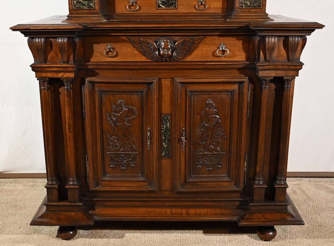 Petit Buffet Deux Corps en Noyer Massif, style Renaissance – Milieu XIXe