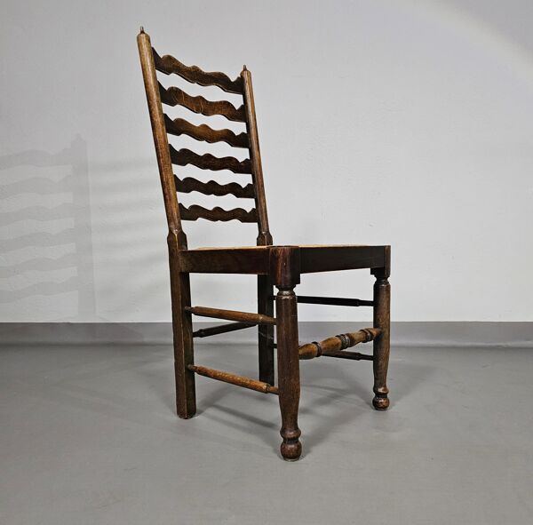 Ensemble de 4 chaises de salle à manger en chêne, rustiques, de ferme, à dossier en échelle avec sièges en jonc, années 1960
