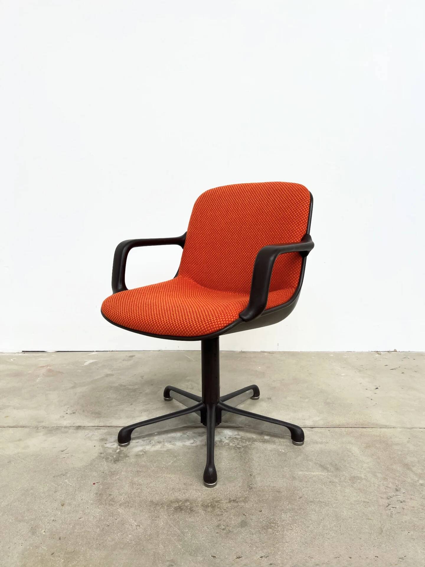 Visitor chair Charles Pollock for Comforto — orange wool, 1970s