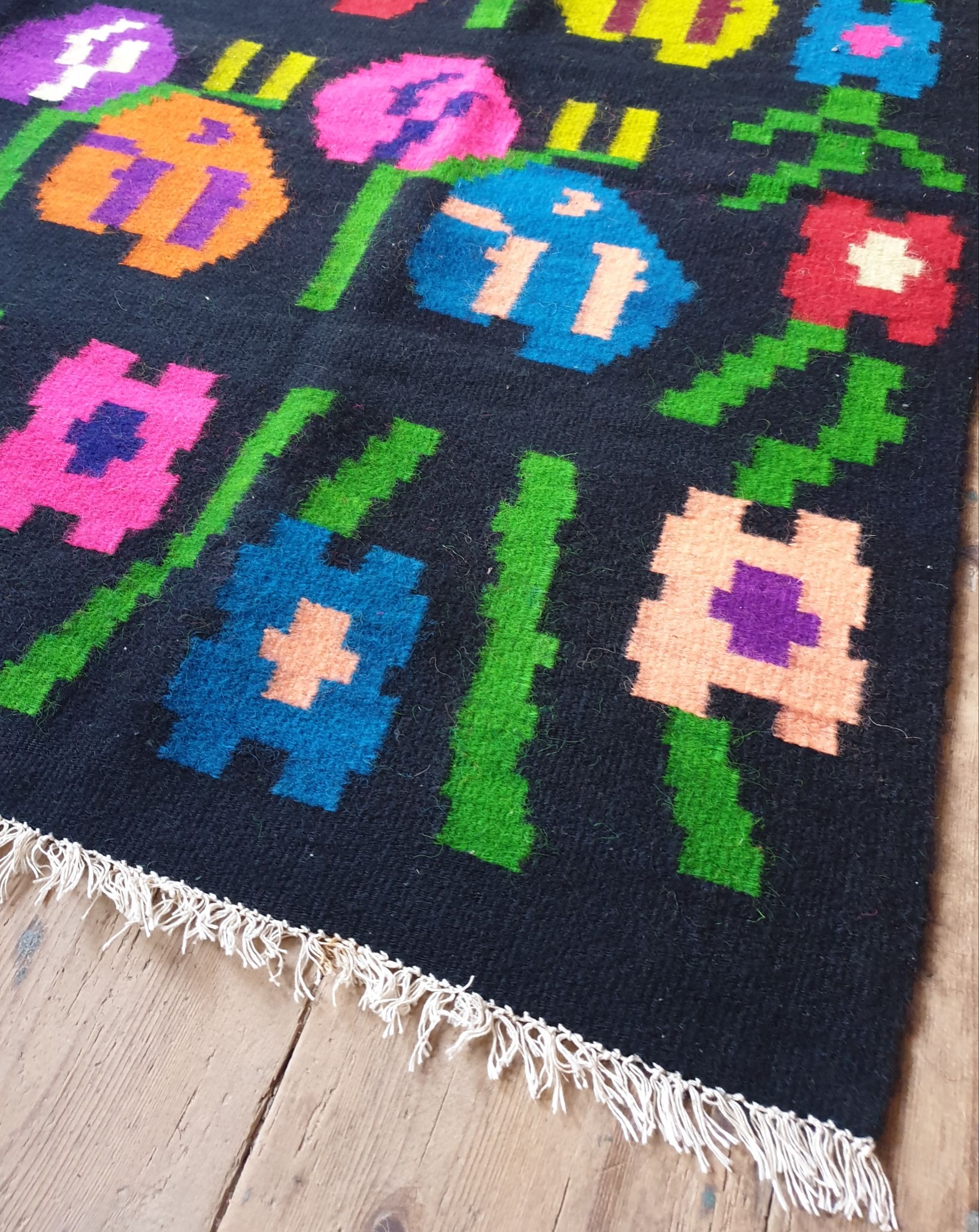 Kilim de laine florale, fond noir avec des fleurs colorées, réversible, Roumanie tissée à la main 235 x 160 cm
