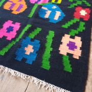 Kilim de laine florale, fond noir avec des fleurs colorées, réversible, Roumanie tissée à la main 235 x 160 cm