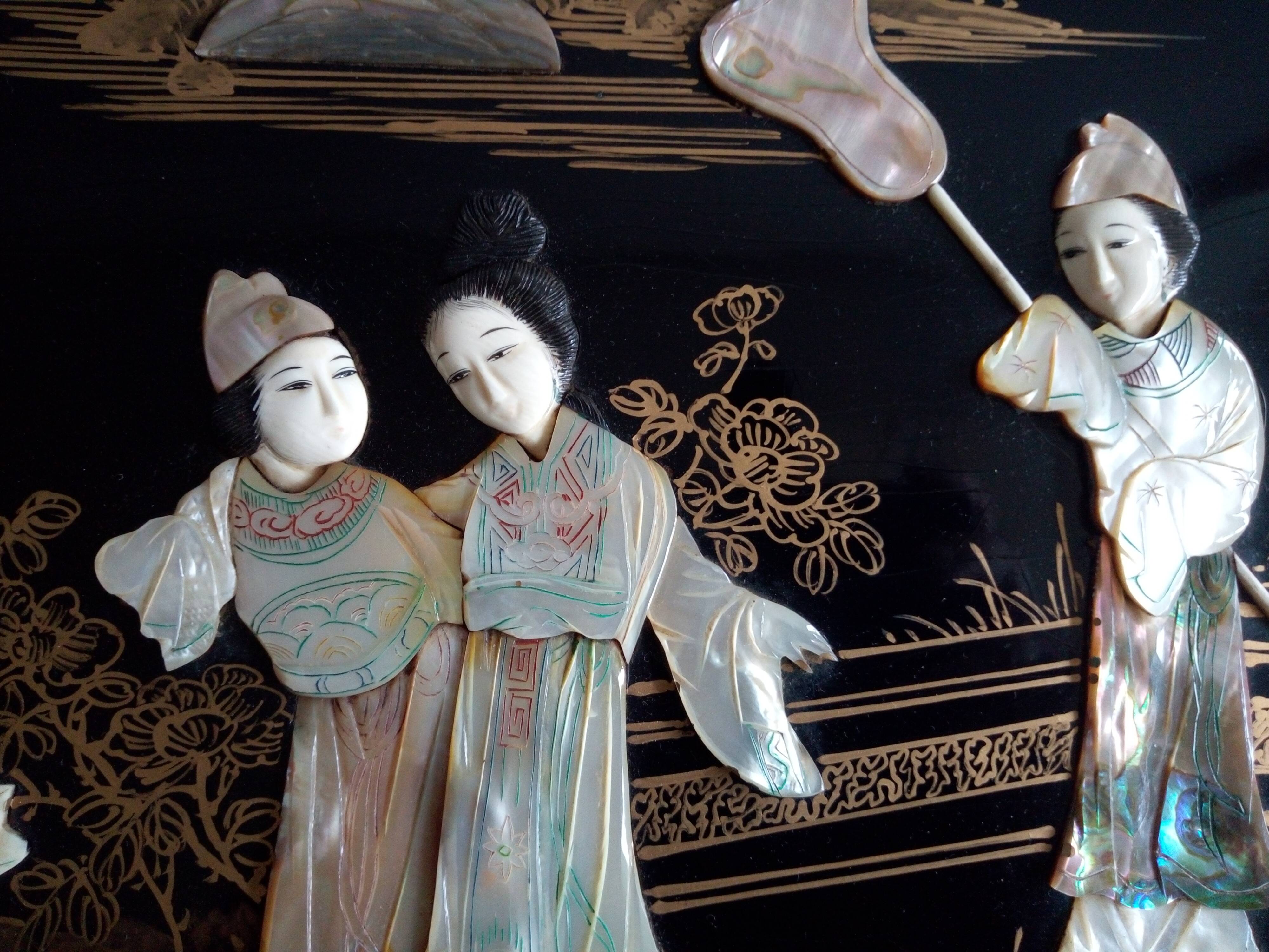 Table chinoise laquée ivoire et nacre pied pliant