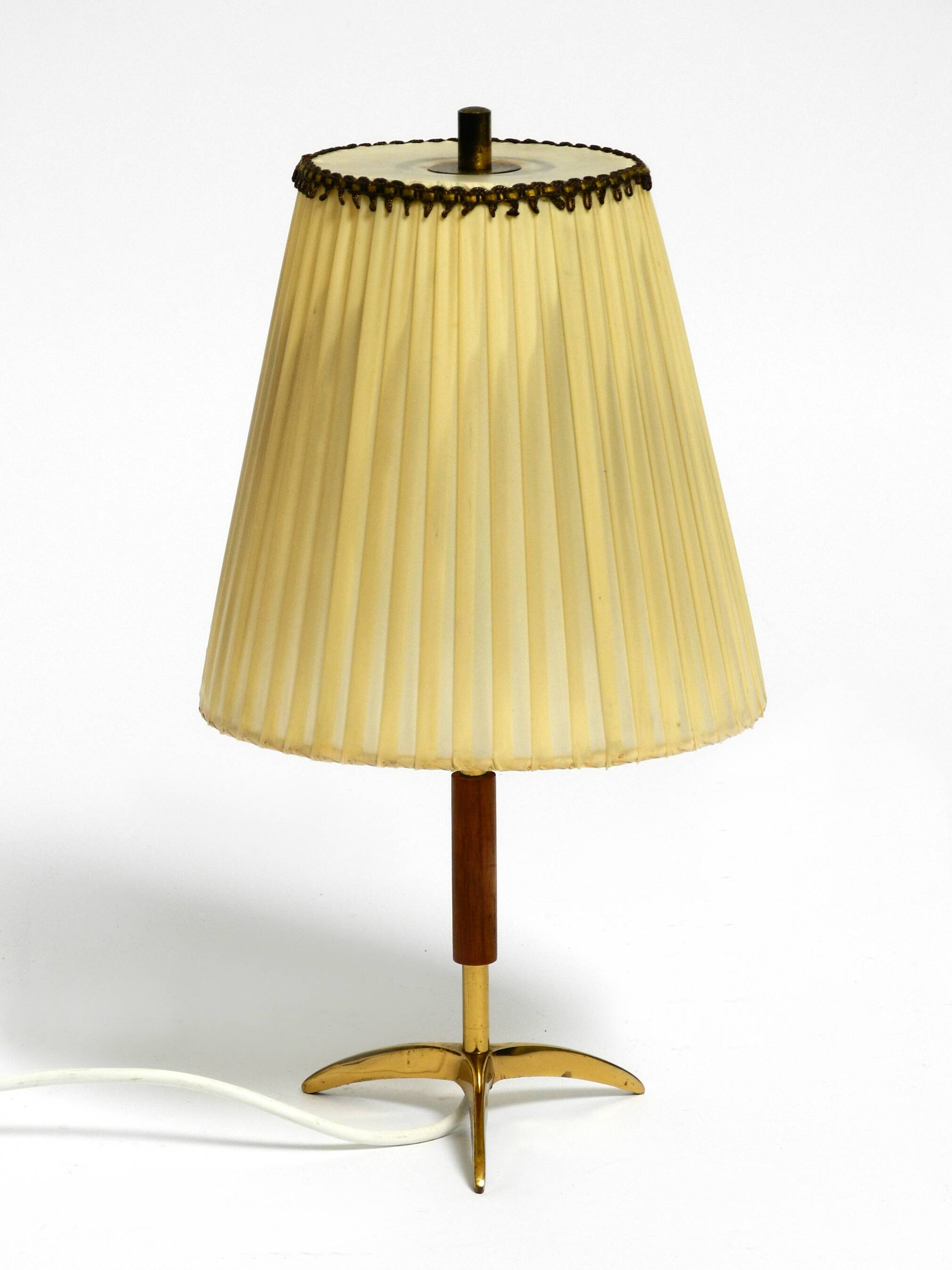 Lampe de table en laiton et teck par Kalmar, années 50