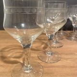 Suite de 12 verres à pieds en verre taillé milieu XXe