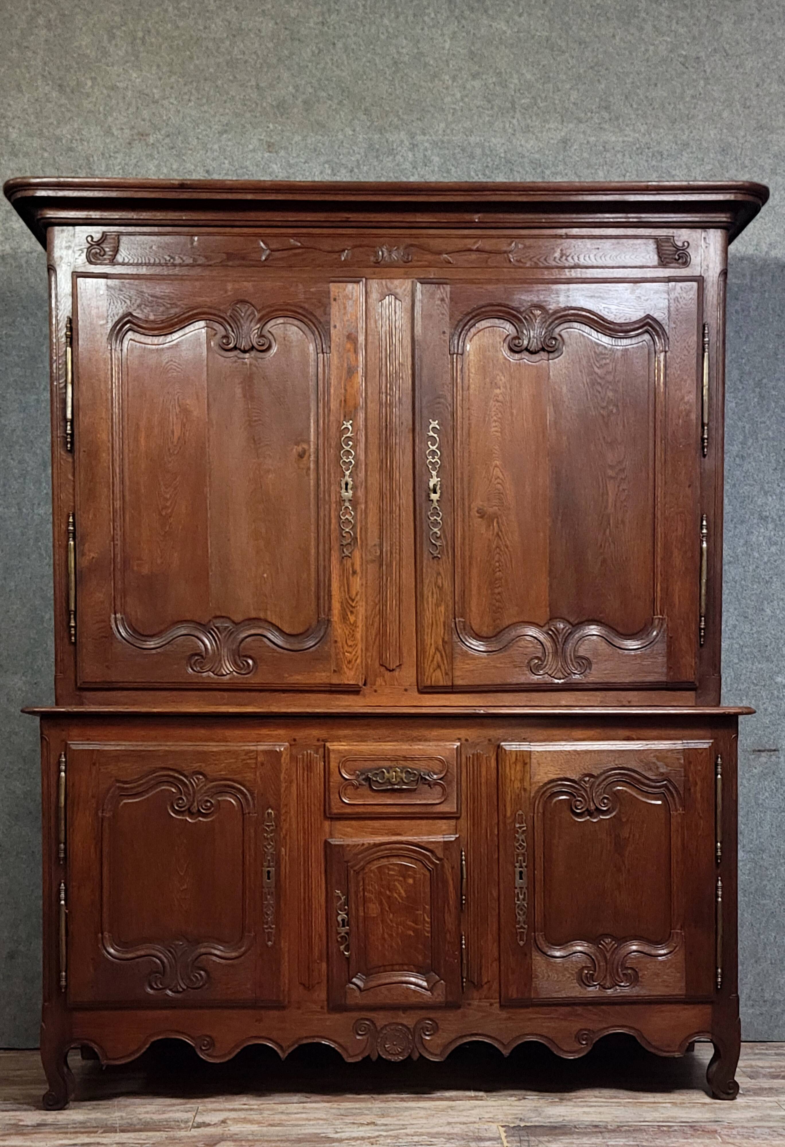 Important buffet deux corps époque Louis XV en chêne massif