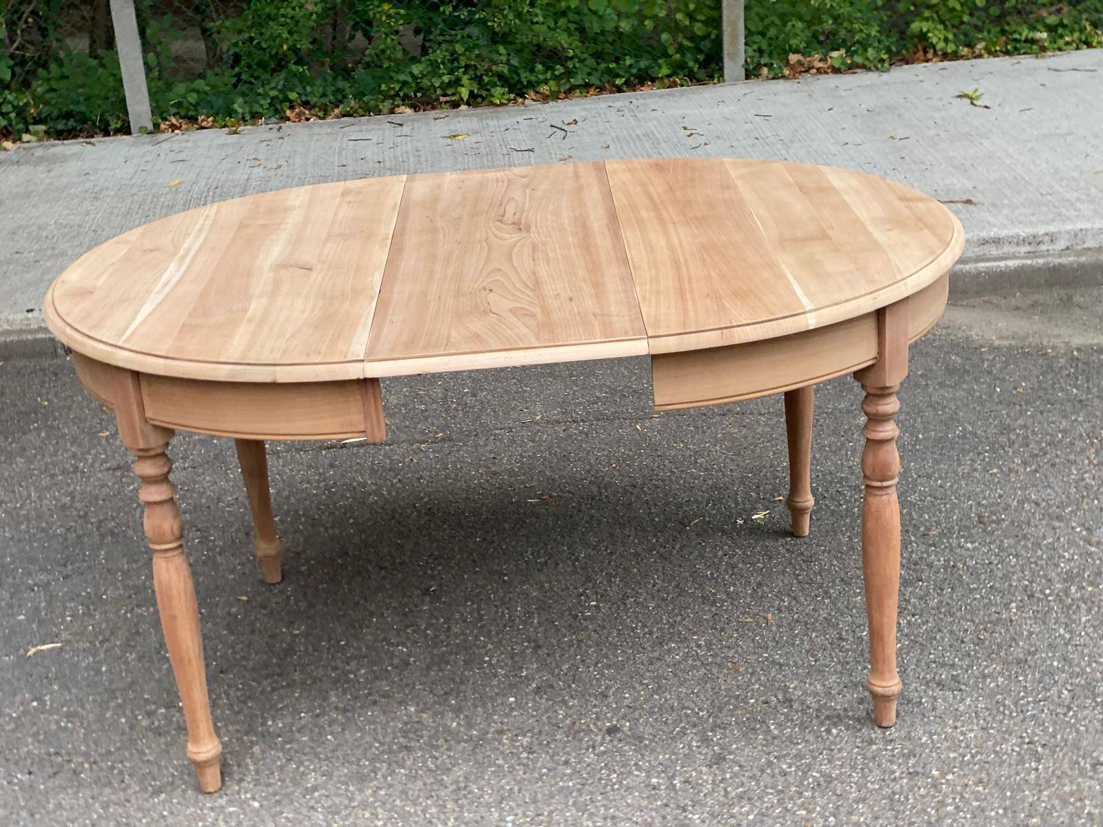 Table à manger ronde extensible Louis Philippe décapée en merisier massif 1