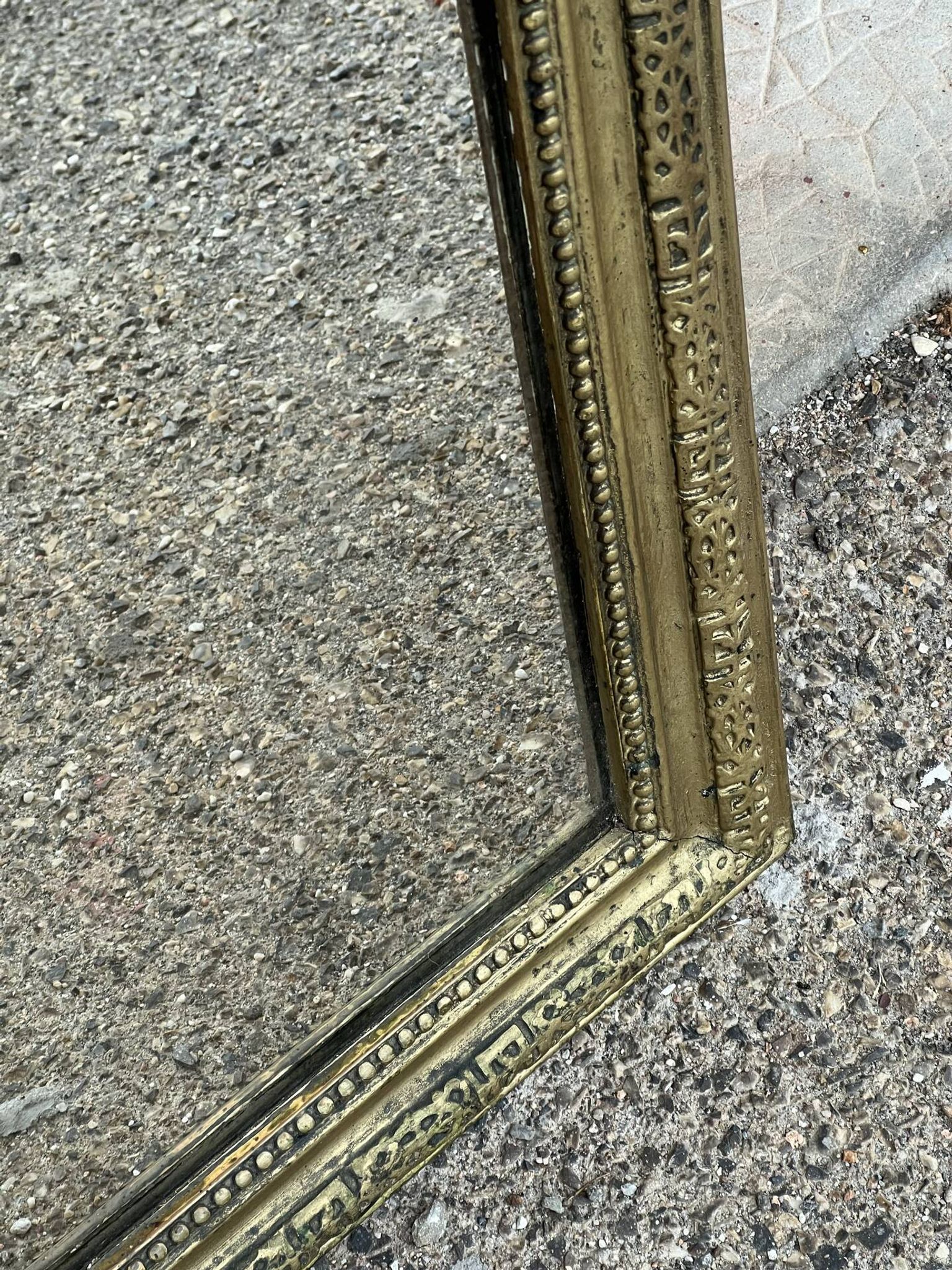 Miroir Louis Philippe en bois doré à frise ajourée