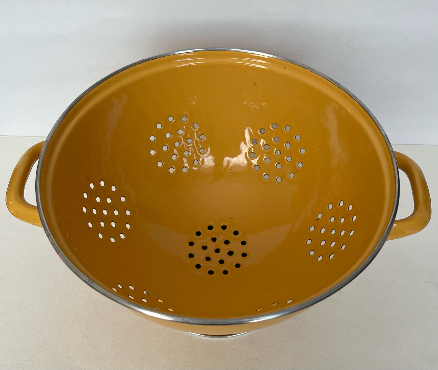 Enamelled sheet metal strainer