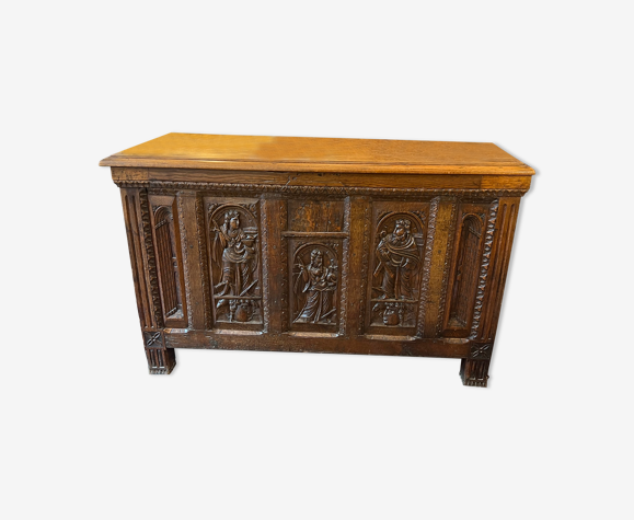Coffre ancien de style néo gothique, en chêne sculpté du XIXe siècle