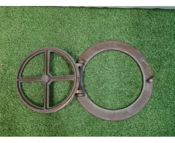 Cast iron bull's eye window