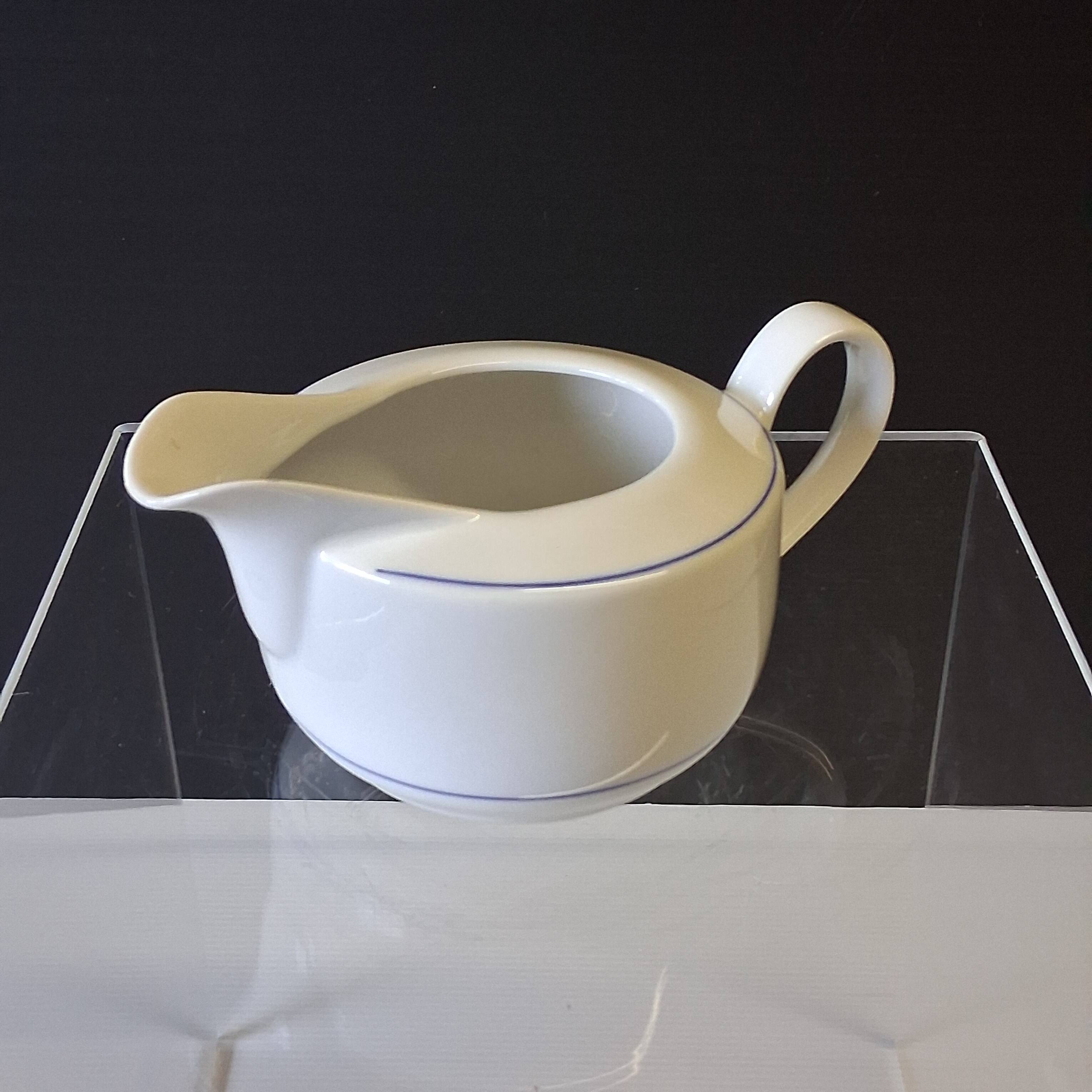 Very pretty white porcelain sauceboat in very good condition.