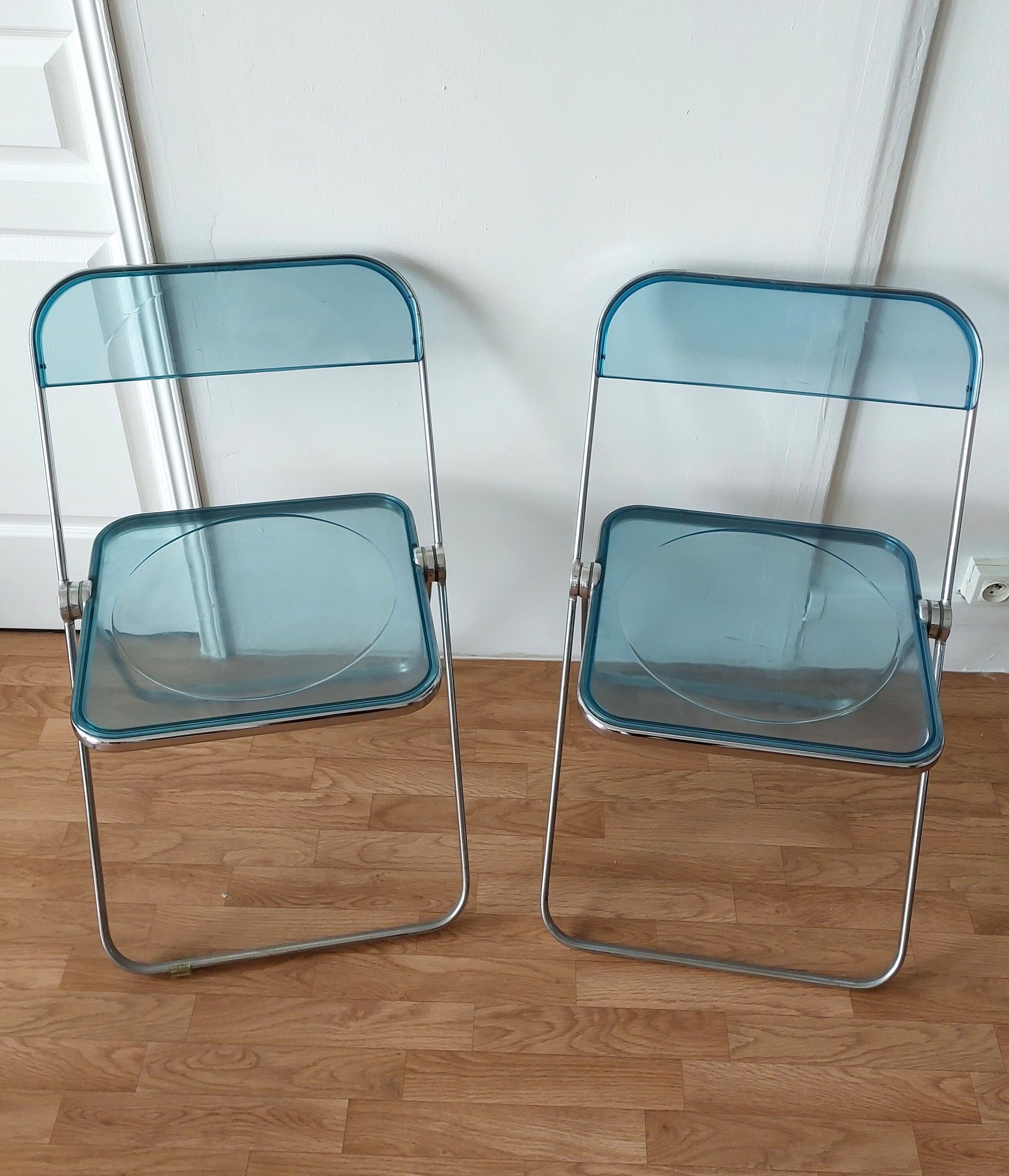 Pair of translucent blue chairs Plia design Giancarlo Piretti for Castelli, 1960.