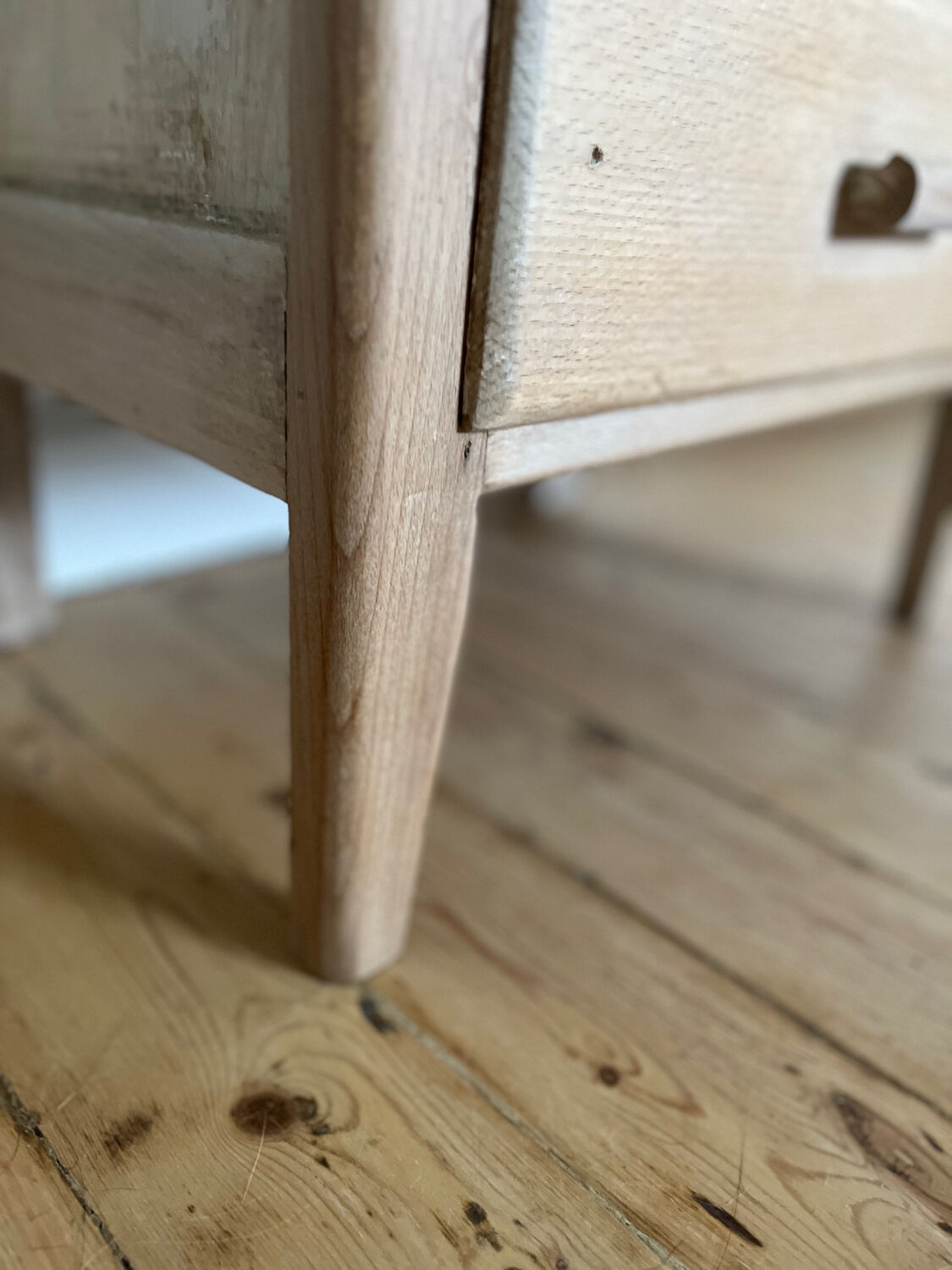 Vintage 5-drawer chest of drawers in waxed solid pine.