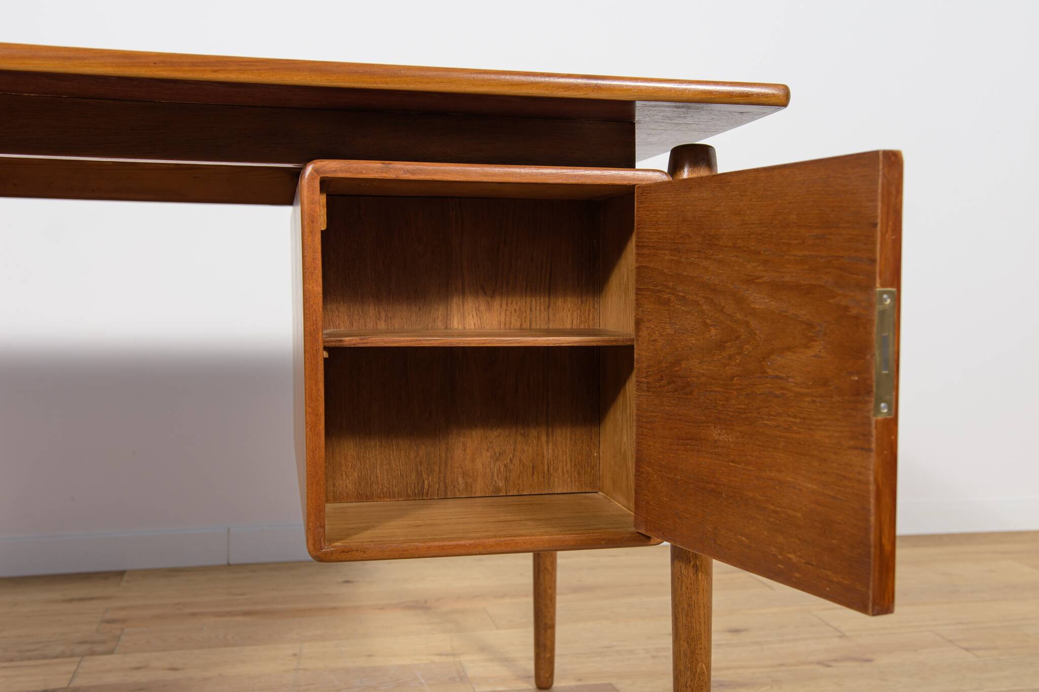 Bureau en teck autoportant de style moderne du milieu du XXe siècle, Danemark, années 1960