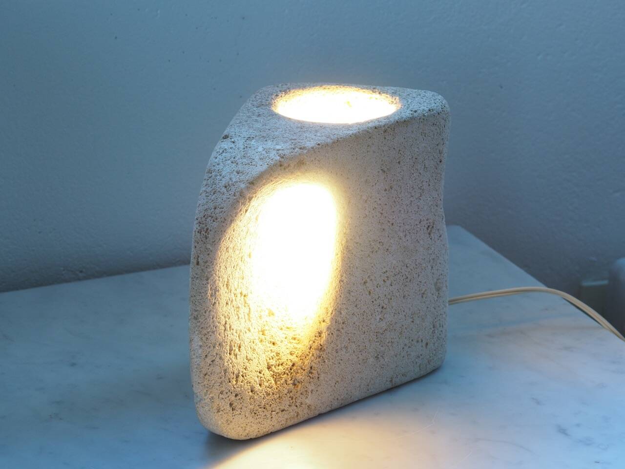 Lampe en pierre sculptée attribuée à albert tormos