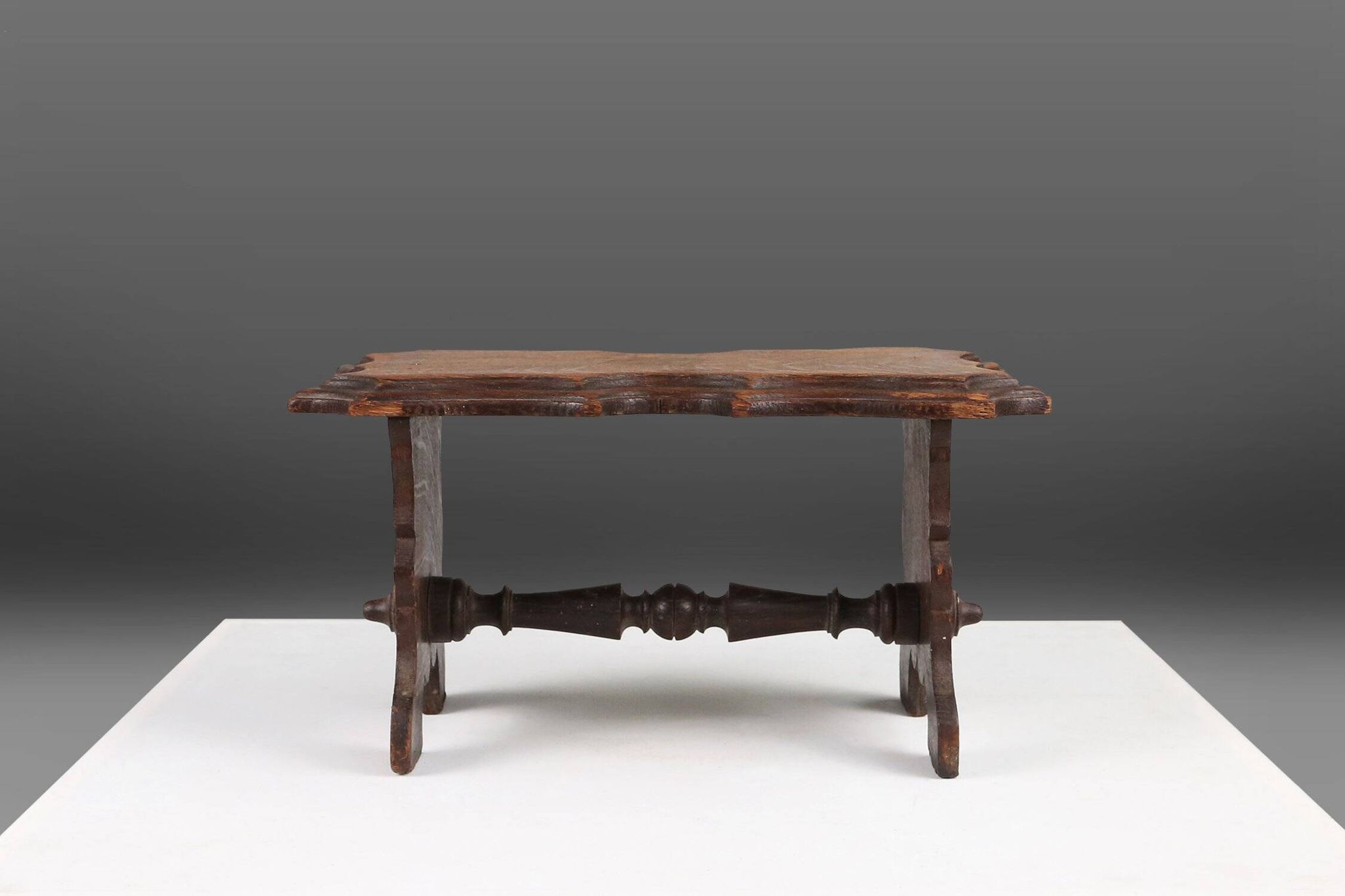 Tabouret rustique en bois provincial, France, années 1880.