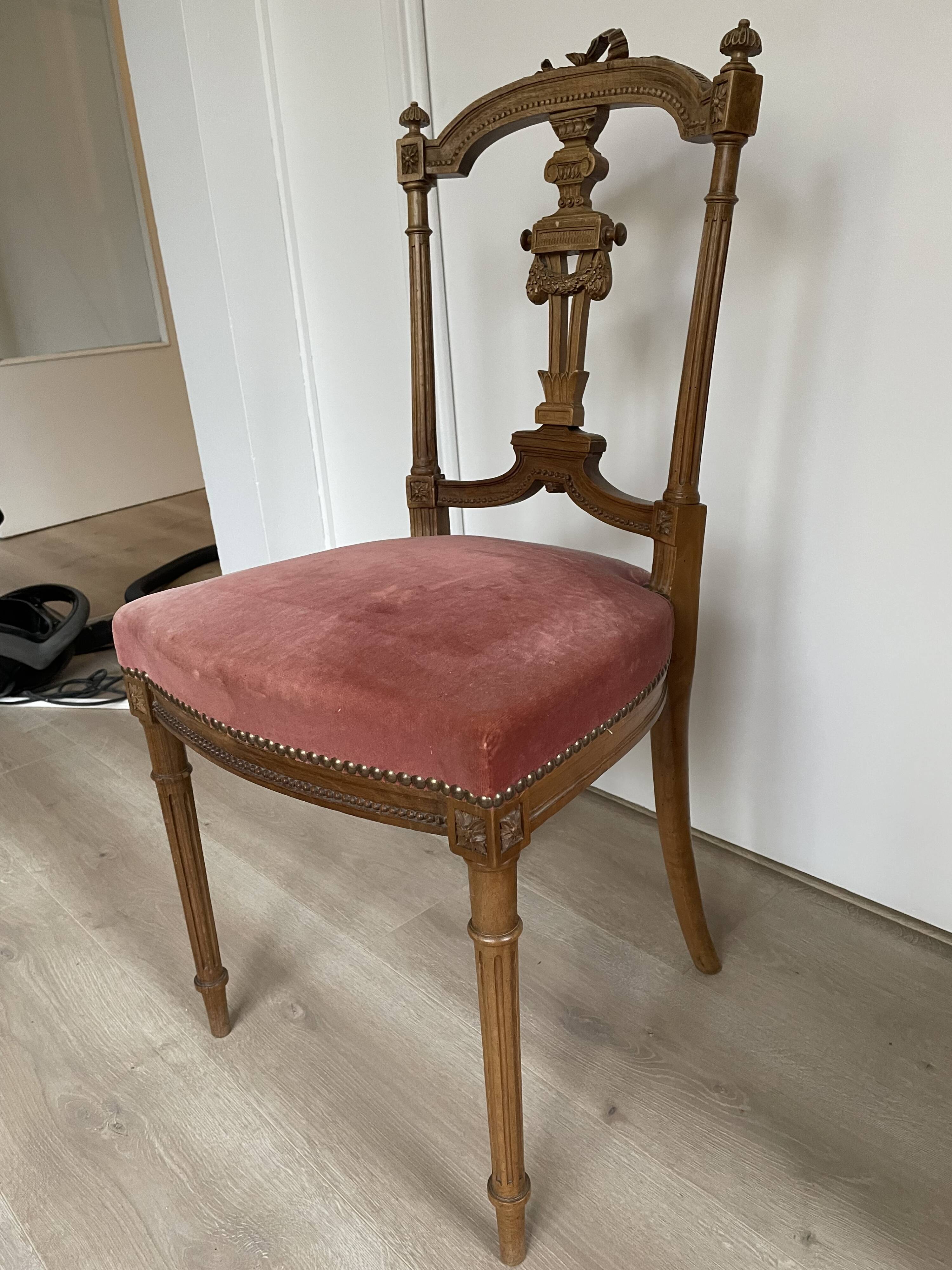 Timeless elegance for this Louis XVI style chair, in carved wood