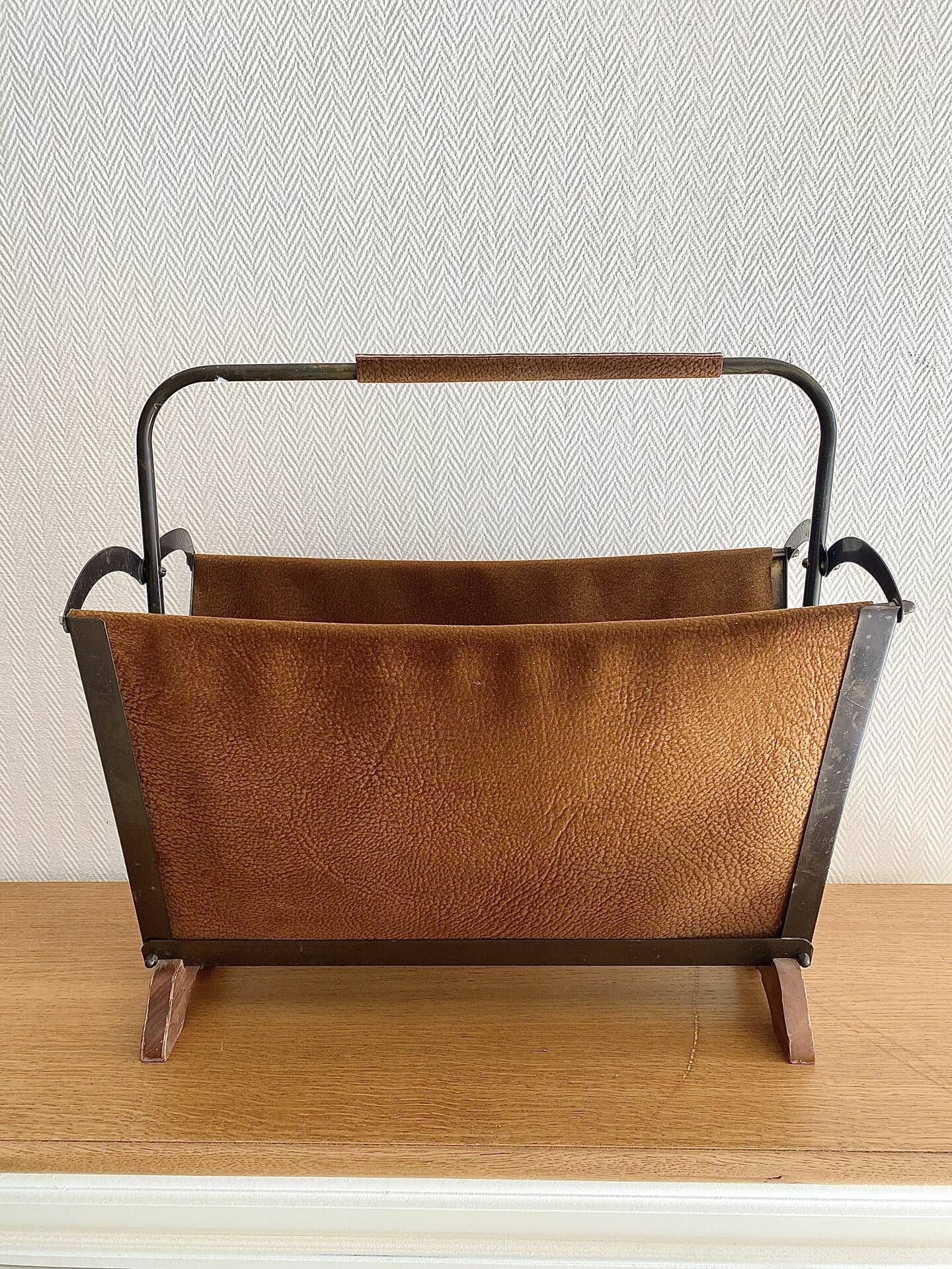 Vintage magazine rack from the 1950s, leather, brass, wood.